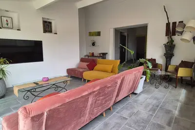 Image de Maison individuelle avec jardin et terrasse privative. Piscine en espace partagée