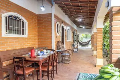 Image de Casa rústica com Wi-Fi, garagem e aceita pet