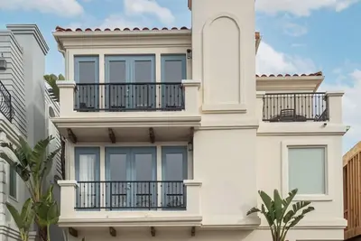 Image de Prime Location - Luxury Ocean View 2 blocks to beach Remodeled Home