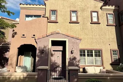 3-bedroom condo in Phoenix with upscale amenities