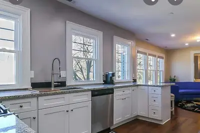 Image de Completely renovated 2nd fl. 2 bedroom apartment in amazing Prospect Hill