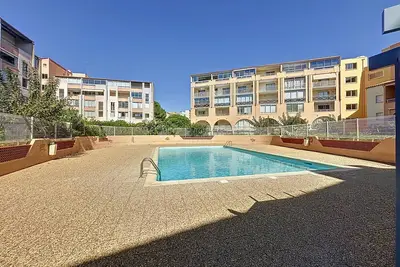 T1 Familial avec Terrasse, Piscine, Plage à 6 Min à Pied et Aqualand à 2 Min
