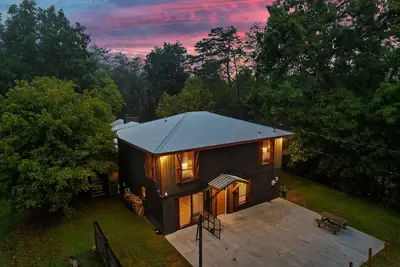 Image de Luxury Fall Getaway! 15 Min to Dollywood! Hot Tub!