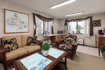 Image de 2-room 4-bed hotel in charming Redwood Falls with WiFi, Ac