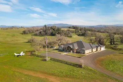 Image de Tabletop Mountain Oasis: 215 Acres with 360 views and a luxurious estate