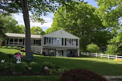 Image de 4-bedroom lake house in serene Raymond with WiFi, Ac. Relax and unwind.