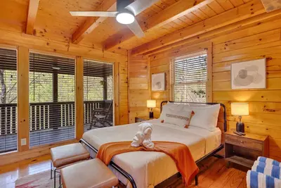 Image de Discount Attraction Tickets! Chic Smoky Mtn Retreat w/Hot Tub + Near Dollywood