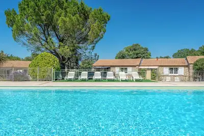 Bastidon T3 en pierres dans résidence de tourisme