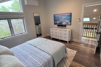 Image de Rare Water-Level Lakefront Cottage on Seneca Lake – Dock and Fire Pit