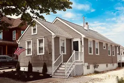 Image de Bay And Beach\nRelax in this well appointed beach cottage in historic Old Town