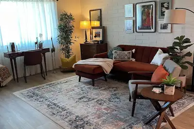 Great Location with Sparkling Pool! Midtown-Park Central