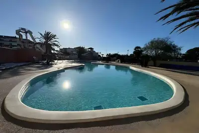Image de Caravane 'Cosy Vue Sur L'étang' avec vue sur la mer, piscine partagée et climatisation