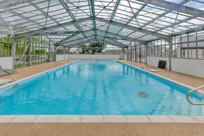 Image de Chalet 'Éco Mary, Nature Et Piscine' avec piscine partagée, terrasse partagée et Wi-Fi