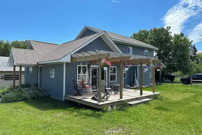 Image de Specious 6-bedroom house in Gould City. Centrally located for your Up adventures