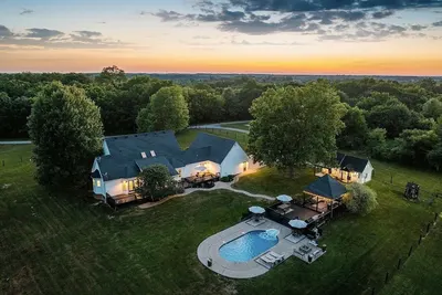 Image de High Spirits Estate - Pool, Hot Tub, Game Room, Ev charger, Sleeps 20