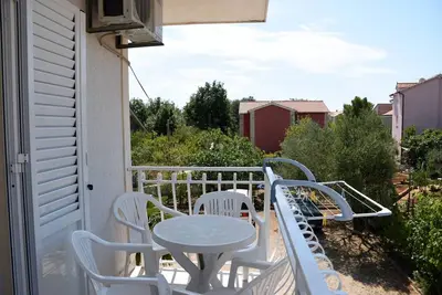 A3 -  apt with balcony, garden & fireplace, 3 min walk to the beach