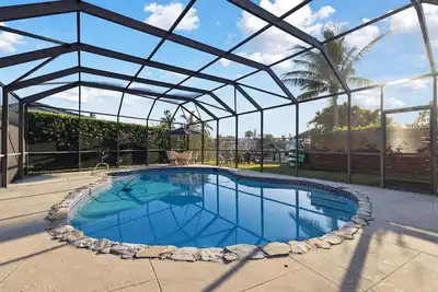 Image de Your Ultimate Coastal Retreat! Stunning 4-Bed Canal-Front Home w/Pool & Lanai