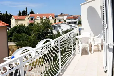 A5 -  apt with balcony, garden & fireplace, 3 min walk to the beach