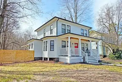 Image de Renovated home seconds from town