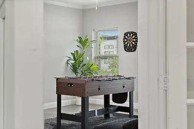Image de Arcade games + Foosball Table + 10 mins to Dt + Dart + 16+ People Luxury Retreat