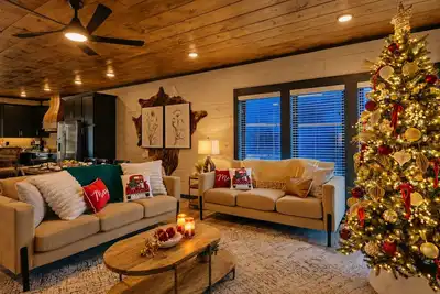 Image de Free Waterpark, 6Br7. 5Ba, Indoor Pool, HotTub, WaterPark, Theater, Lux cabin