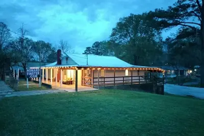 Image de 1-bedroom apartment in the rear suite of the Howard Finster Vision House Museum.