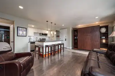 Image de Beautiful view! Updated 1-bdrm, 2 bath condo with Queen Murphy in Living Area.