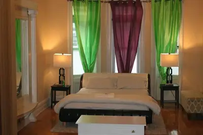 Image de Awesome Prewar Town Home Apt