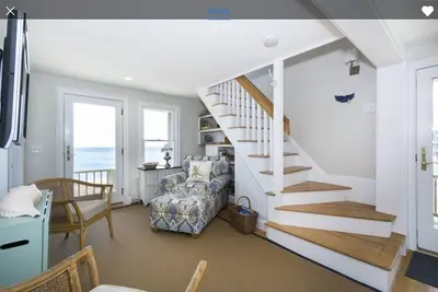 Image de Direct Oceanfront, Charming 3-bedroom cottage on Peggotty Beach in Scituate.
