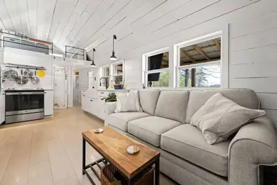 Image de White Oak Cottage on Smith Lake. No incline to the water!