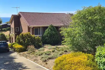 Image de Seaview House - Ocean views, Sleeps 6 indoor/outdoor dining Normanville