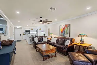 Image de Waterfront Villa Close To Downtown And Harbor