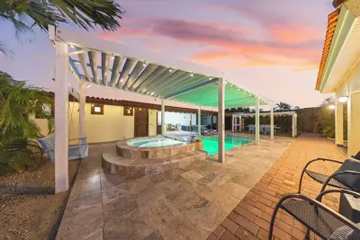 Image de Luxury 4br home just 0. 5 miles from the beach, pool, jacuzzi, Bbq, and gym!