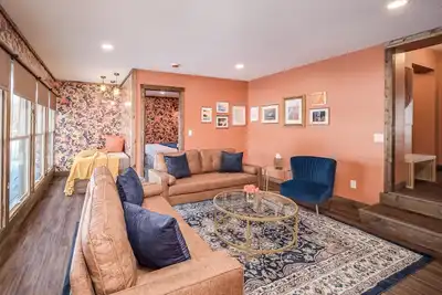 Image de Comforts of Home Meet Bold Design