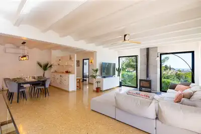 Stylish 5-Br Villa with WiFi, Ac & Pool, Close to Beach, Perfect for Families.