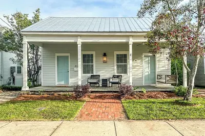 Image de The Two Door — A Cozy & Spacious Retreat in Historic Downtown Pensacola