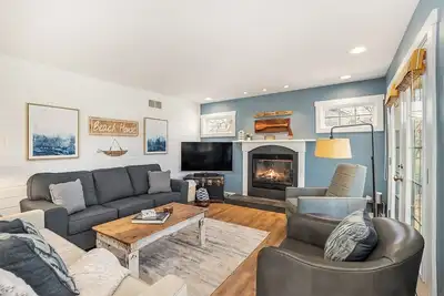 Douglas Drift: Amazing Screen Porch & Patio. Walk to Lake Michigan Beach.