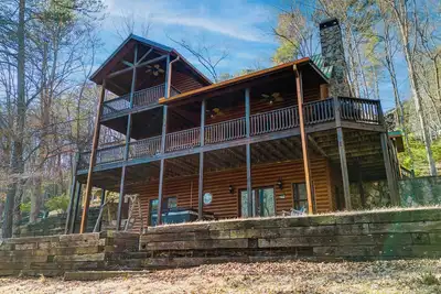 Image de New! Riverfront Retreat - Sleeps 12, Ellijay