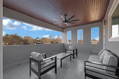 Image de Relax + Unwind in this Modern & Spacious Townhome With 2 Car Garage