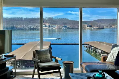 Image de Lake Escape: 3br/3bath Lakefront Condo. Amazing View & Sunsets on Main Channel