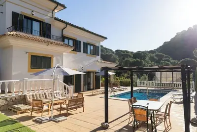 Image de Villa con chimenea, barbacoa y vistas panorámicas.