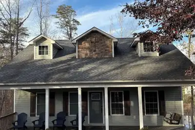 Image de Charming Private Yet Convenient Lake Front 4-bedroom house in Wirtz