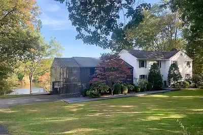 Image de 2br, 1 Ba, and Kitchenette in Lakeside Home in Greenwich with private dock.