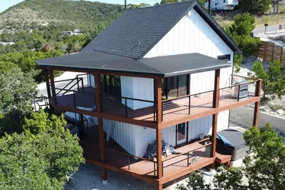 Image de Newly constructed Beauty perched on a cliff with Panoramic Views and Sunsets!