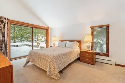 Image de Harbor Cove 78- Harbor Springs Condo with private beach & close to skiing