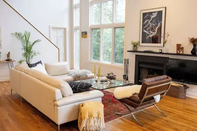 Image de Bright & beautiful lakefront retreat. 5 minute walk to Tanglewood!