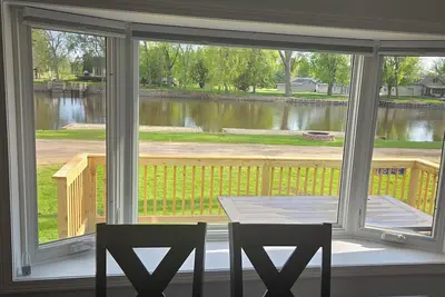 Image de Peaceful Riverfront - all amenities for fishing or friends/family getaway!