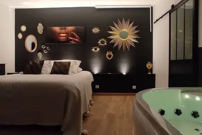 Image de Logement avec un patio aménagé et arboré. Idéal pour un moment à deux.