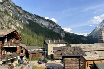 Chalet à la montagne, intérieur en bois, chaleureux, avec une belle vue