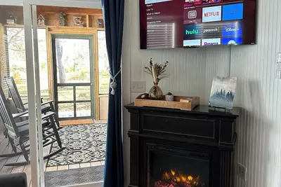 Image de A beautiful tiny home located on the edge of a creek in the valley of Franklin!